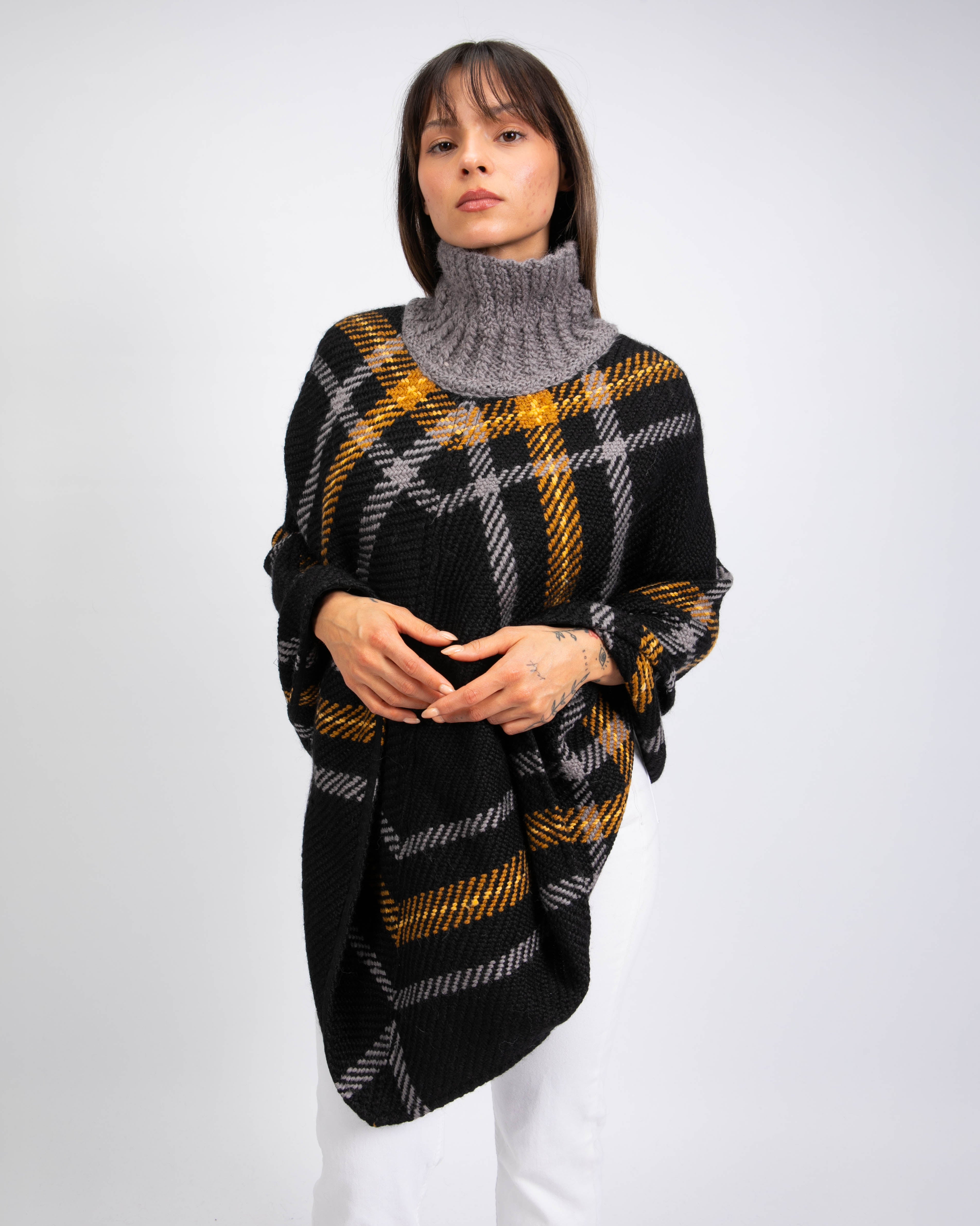 Poncho com gola quadrada amarela